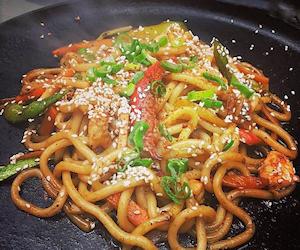 Udon giapponesi saltati con le verdure