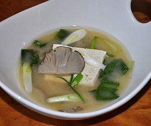 Zuppa di Tofu e Foglie Verdi